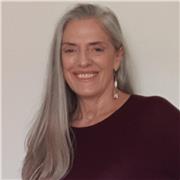 Soy traductora pública benemérita en inglés y francés con varias décadas de experiencia. Aprender con quien sabe en serio es un placer y una alegría